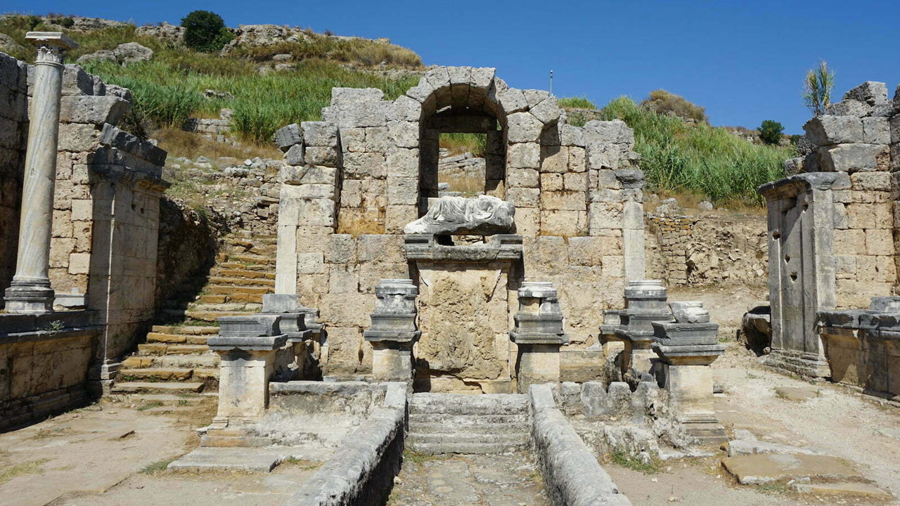 Perge’de 1800 yıl sonra tarihi çeşmeden su geldi